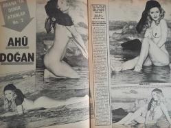 Pazar Haftalık Aktüalite Sinema Tiyatro Müzik ve Magazin Dergisi - 4 Ocak 1974 - Sayı:902 - Nebahat Çehre - Mualla Omay - Türker İnanoğlu ortaya çıkınca işler karıştı - Orhan Elmas - Ahu Doğan - Adana'ya demir atanlar - Nesrin Nur - Gülay Alp - Pelin Ceylan - Arzu Okay yeniden kürkçü dükkanında - Seyhan Karabay - Pakize Suda - Mine Soley - Sevinç Pekin Dev Posteri - Tarık Akan - Mine Sun tüccar oldu - Özden Yüce Orkestra şefi sevgilisi Toros'un dizi dibinde gitar çalıyor - Parlayanlar, sönenler ve yerinde sayanlar - Türkan Şoray - Aytaç Arman - Filiz Akın - Cüneyt Arkın - Hülya Koçyiğit - Serdar Gökhan - Tülin Örsek - Fatma Belgen - Fikret Hakan - Meral Zeren - Fatma Girik - Tamer Yiğit - Hülya Darcan - Yılmaz Köksal fotoğraf ve haberi - Posterli Tam Takım Dergi