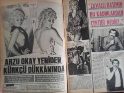 Pazar Haftalık Aktüalite Sinema Tiyatro Müzik ve Magazin Dergisi - 4 Ocak 1974 - Sayı:902 - Nebahat Çehre - Mualla Omay - Türker İnanoğlu ortaya çıkınca işler karıştı - Orhan Elmas - Ahu Doğan - Adana'ya demir atanlar - Nesrin Nur - Gülay Alp - Pelin Ceylan - Arzu Okay yeniden kürkçü dükkanında - Seyhan Karabay - Pakize Suda - Mine Soley - Sevinç Pekin Dev Posteri - Tarık Akan - Mine Sun tüccar oldu - Özden Yüce Orkestra şefi sevgilisi Toros'un dizi dibinde gitar çalıyor - Parlayanlar, sönenler ve yerinde sayanlar - Türkan Şoray - Aytaç Arman - Filiz Akın - Cüneyt Arkın - Hülya Koçyiğit - Serdar Gökhan - Tülin Örsek - Fatma Belgen - Fikret Hakan - Meral Zeren - Fatma Girik - Tamer Yiğit - Hülya Darcan - Yılmaz Köksal fotoğraf ve haberi - Posterli Tam Takım Dergi
