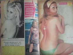 Pazar Haftalık Aktüalite Sinema Tiyatro Müzik ve Magazin Dergisi - 4 Ocak 1974 - Sayı:902 - Nebahat Çehre - Mualla Omay - Türker İnanoğlu ortaya çıkınca işler karıştı - Orhan Elmas - Ahu Doğan - Adana'ya demir atanlar - Nesrin Nur - Gülay Alp - Pelin Ceylan - Arzu Okay yeniden kürkçü dükkanında - Seyhan Karabay - Pakize Suda - Mine Soley - Sevinç Pekin Dev Posteri - Tarık Akan - Mine Sun tüccar oldu - Özden Yüce Orkestra şefi sevgilisi Toros'un dizi dibinde gitar çalıyor - Parlayanlar, sönenler ve yerinde sayanlar - Türkan Şoray - Aytaç Arman - Filiz Akın - Cüneyt Arkın - Hülya Koçyiğit - Serdar Gökhan - Tülin Örsek - Fatma Belgen - Fikret Hakan - Meral Zeren - Fatma Girik - Tamer Yiğit - Hülya Darcan - Yılmaz Köksal fotoğraf ve haberi - Posterli Tam Takım Dergi