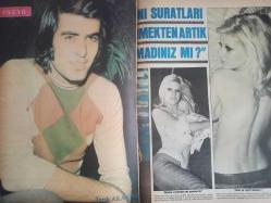 Pazar Haftalık Aktüalite Sinema Tiyatro Müzik ve Magazin Dergisi - 4 Ocak 1974 - Sayı:902 - Nebahat Çehre - Mualla Omay - Türker İnanoğlu ortaya çıkınca işler karıştı - Orhan Elmas - Ahu Doğan - Adana'ya demir atanlar - Nesrin Nur - Gülay Alp - Pelin Ceylan - Arzu Okay yeniden kürkçü dükkanında - Seyhan Karabay - Pakize Suda - Mine Soley - Sevinç Pekin Dev Posteri - Tarık Akan - Mine Sun tüccar oldu - Özden Yüce Orkestra şefi sevgilisi Toros'un dizi dibinde gitar çalıyor - Parlayanlar, sönenler ve yerinde sayanlar - Türkan Şoray - Aytaç Arman - Filiz Akın - Cüneyt Arkın - Hülya Koçyiğit - Serdar Gökhan - Tülin Örsek - Fatma Belgen - Fikret Hakan - Meral Zeren - Fatma Girik - Tamer Yiğit - Hülya Darcan - Yılmaz Köksal fotoğraf ve haberi - Posterli Tam Takım Dergi