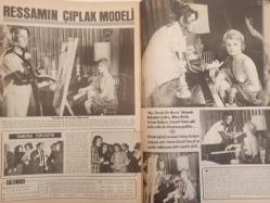 Pazar Haftalık Aktüalite Sinema Tiyatro Müzik ve Magazin Dergisi - 8 Mart 1974 - Sayı:911 - Emel Özden - Yeşim Yükselen - Gani Turanlı - Enver Burçkin - Cezmi Ar - Çetin Gürtop - Nejat Okçugil - Ali Uğur - Kriton İlyadis - Memduh Yükman - Cengiz Tacer - Orhan Çağman - Melih Sertesen - Orhan Kapkı - Mustafa Yılmaz - Zeynep Aksu'ya benziyor - Senar Seven - Gönül Hancı - Yıllardan beri Müşfik Kenter'e olan aşkım bitmedi - Sevinç Pekin - Ursula Andress - Mine Mutlu - Birsen Ayda Dev Posteri - Melek Görgün - Mitzy Frizy, Yücel Uçanoğlu - Tamer Yiğit - Yıldırım Önal - Ayşen Cansev - Atıf Kaptan - Yılmaz Gruda - Hüseyin Zan - Uğur Salman - Tarık Şimşek - Oksal Pekmezoğlu - Nebahat Çehre - Mine Mutlu - Fatma Belgen - Seyyal Taner - Sermet Serdengeçti - Münir Özkul - Gönül Tansel - Gülten Ceylan - Mürüvvet Sim - Zeki Alasya - Osman Alyanak - Feridun Çölgeçen - Senar Seven - Cevat Kurtuluş - Göksel Arsoy - Sevim Tuna - Sevda Ferdağ - ''Ankara Rüzgarı''- Posterli Tam Takım Dergi