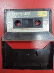 SEZEN AKSU GÜLÜMSE (KARTONETİ YOK) KASET