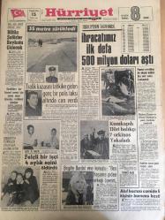 HÜRRİYET GAZETESİ 15 ŞUBAT 1968 YIL :20 SAYI :7113---Bütün Şoförler Boykota Gidecek ---Trafik kazasını tahkike giden  genç bir polis taksi altında can verdi ---Kıbrıs ta Türkler Anayasa Hazırlanıyor ---İhracatımız ilk defa 500 milyon doları aştı ---Kumkapılı dört balıkçı  7 orkinos  yakalandı ---Brigitte  Bardot yine  konuştu  :Ben  hoşuma giden  erkeği öperim ---Akıl hastası  camide 5 kişinin  burnunu kesti ---Bir Rus doktoru  kendi dizini ameliyat  etti ---Büyük Sanatçı : Mediha Demirkıran ---Nunweiller bir yumrukta Hilmi nim sekiz dişini kırmıştı --Fenerbahçe Olimpia ile 1-1 berabere ---4x10 km mukavemet  yarışında sonuncuyuz ---Gegiç e göre   Eskişehirspor Şampiyonluğa Ortak Olabilir ---İran  şahının hastalığı yüzünden  :Ferah ,bir türlü mutlu olamadı ---Kocasının boynuna tasmayı takmamış  onu istediği  gibi idare ediyor----Türk sinemasının  şöhretleri her hafta en güzel  fotoğraflarıyla  buluşurlar ---Fransız  cerrahları  bir ölümün kalbini  beş saat sonra  canlandırdı ---