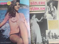 Pazar Haftalık Aktüalite Sinema Tiyatro Müzik ve Magazin Dergisi - 30 Ağustos 1974 Sayı:936 - Pakize Suda - Gönül Tansel - Bahar Erdeniz, Ajda Pekkan'ın eski eşine el koydu - Coşkun Sapmaz - Yonca Yücel son günlerde sürekli olarak futbolcu sevgili değiştiriyor - Fenerbahçeli Mustafa - Seyyal Taner ödenmeyen bonolar yüzünden Yeşilçam'a rest çekti - Türkan Şoray - Müşerref Tezcan - Leyla Sayar Dev Posteri - Yeşim Yükselen - Feri Cansel işini bilir - 11. Antalya Film Şenliği Başlarken - Yalnız ve Çıplak İlknur Taçbaş fotoğraf ve haberi - Posterli Tam Takım Dergi
