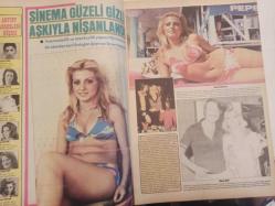 Pazar Haftalık Aktüalite Sinema Tiyatro Müzik ve Magazin Dergisi - 1976 Yılı - Sayı:1035 - Arzu Okay - Canan Candan - Yonca Yücel Avrupa'da dansözlük yapmak için dans dersleri alıyor - Feri Cansel nikah memuruna üçüncü kez ''evet!'' dedi - Yusuf Tereyağoğlu - Seyyal Taner - Perihan Savaş - İzzet Günay - Fatma Belgen - Hülya Koçyiğit - Müşerref Tezcan - Erdoğan Şaşmaz - Filiz Ersürer - Bir sanatçının dramı - Yılmaz Güney - Hülya Korur İsviçre'de milyonerleri peşinden koşturuyor - Seyyal Taner - Ajda Pekkan - Neşe Karaböcek - Aysel Tanju yıllar sonra Yeşilçam'da - Oğuz Gözen - Perihan Ateş Almanya'ya postu serdi! - Kolombo Hüsnü Fotoromanı - Aydemir Akbaş - Yeşim Yükselen - Ata Saka - Arif Keskiner fotoğraf ve haberi - Tam Takım Dergi