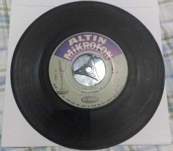 Yabancılar - Ağıt / Kayalar (Altın Mikrofon 1967) 45'lik Nadir Plak