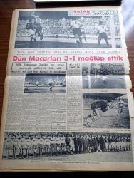 Vatan Gazetesi - 20 Şubat 1956 - Milli Takım Tarih Yazdı - Türkiye Macaristan'a 3 1 Galip Geldi - Vatan Haini Stalin Yazan Ahmet Emin Yalman Köşe Yazısı - S. Gusztav Macarlar Türklerin Taktiği Karşısında Aciz Kaldılar Dedi - İttihat ve Terakki Fırkasının Son Umumi Katibi Mithat Şükrü Bleda Vefat Etti - Yunanistan Seçimlerinde Karamanlis Başta Gidiyor -  Yanlış Numara Yazan Lucille Fletcher Yazı Dizisi - İstanbul'da Günde 57 Köpek Öldürülüyor - Doğu Karadeniz'de Mısır Karaborsada - İşçi Bankası Kuruluş Hazırlıkları - Azerbaycan Kültür Derneğinin 8. Kültür Kongresi Toplandı - Geçmişte Bugün Yazan Feridun Fazıl Tülbentçi Yazı Dizisi - Abbasiler Devletinin Sonu Ve Osmanlı Padişahlarının Halifeliği - Kasım Gülek İktidar Da Bizim Gibi Hesap Versin Diyor - Gazeteci Ceyn Arden'in Maceraları - Yeni Bir Tony Curtis - Tülin Korman Yılın Sanatkarı Seçildi - Okuyucu Fikir Ve Şikayetleri - Tiyatro Tenkidleri Yazan Ayşe Nur - Cinsi Cazibe Bombası Diana Dors'un Giydiği Elbise - Televizyon Kaç Para