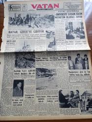 Vatan Gazetesi - 17 Şubat 1956 - Ahmet Emin Yalman Köşe Yazısı - Yangın Felaketi Sebebiyle Celal Bayar Gerze'ye Gidiyor - Fethi Çelikbaş Üniversite Sussun Basın Methetsin Olamaz Diyor - Rockfeller Vakfı 6.680.000 Dolarlık Burslarını İlan Etti - Memleketimizde 71 Cadillac Var - Peru'da Anayasa Yürürlükten Kaldırıldı - 6 7 Eylül Duruşmasına Bugün Devam Edilecek - Fransız Başvekili Guy Mollet Cezayire Sosyal Demokrasiyi Getireceğiz Dedi - Yanlış Numara Yazan Lucille Fletcher Yazı Dizisi -  Bir Türk Anası Abidesi Dikilmek Üzere Teşebbüse Geçildi - Hilton Oteli'nin İki Garsonu Komünizm Propagandası Yapmış - Uludağ Milli Park Yapılıyor - Bursa'da Tarihi Bir Servi Ağacı Yıkıldı - İstanbul Üniversitesi Senatosu Toplandı - Gazeteci Ceyn Arden'in Maceraları Çizgi Roman - Hoş Memo Karikatür - Komünistler Birleşmiş Cephe Kurmak İstiyor - Prenses Margaret Katolik Mezhebine Girecekmiş - Resim Tenkidleri Yazan Zahir Güvemli - Film Yıldızı Özcan Tekgül Puro Tuvalet Sabunu Kullanıyorum Diyor -Good Year