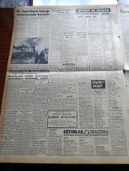 Vatan Gazetesi - 15 Şubat 1956 - Ahmet Emin Yalman Köşe Yazısı - Demokrat Parti Grubunda Basına Şiddetli Hücumlar Yapıldı - Randall Türkiye Ekonomik İşleri Halle Başladı Diyor - Gerze Yangınında 17 Kişi Öldü 833 Ev 300 Dükkan Yandı - Kırklareli İçindeki Sel Suları Dün Sabah 50 Santim Yükseldi - Yanlış Numara Yazan Lucille Fletcher Yazı Dizisi - Şehir Tiyatrosu Artistlerininin Zam İşi Dün Görüşüldü - Kıbrıs Türktür Cemiyeti Üyelerinin Duruşmasına Devam Olundu - Vergi Beyannameleri 1 Marttan İtibaren Alınmaya Başlanıyor - Geçmişte Bugün Yazan Feridun Fazıl Tülbentçi Yazı Dizisi - Bursa Askeri Lisesi - Sovyet Komünist Partisi Kongresi Dün Açıldı - Gazeteci Ceyn Arden'in Maceraları Çizgi Roman - Hoş Memo Karikatür - Bir Hapishane Kaçağı Televizyonda Konuştu - Okullarda Ahlak Dersinin Okutulması Hakkında Teklif - Tiyatro Programı - İstanbul Peşte Temsili Maçı Bugün Yapılıyor - Voleybol Türkiye Birincilikleri - Nasıl Futbolcu Oldum Yazan Ferenc Puşkaş- Beşiktaş Beyoğluspor Maçı