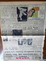 Vatan Gazetesi - 12 Şubat 1956 - 6 7 Eylül Hadiselerinden Sanık Kıbrıs Türktür Cemiyeti Mensuplarının Duruşması Yarın Başlıyor - Kasım Gülek Adnan Menderes'i Radyoda Münakaşaya Davet Ediyor - Ahmet Emin Yalman Köşe Yazısı - İsmet İnönü Ani Olarak İstanbul'a Geldi - Hürriyet Partisi Ankara İl Merkezi Dün Açıldı - Sovyetlere Verilen Cevabi Notamız Açıklandı - Türk Suriye Sınırında Aşiretler Çarpıştı 5 Kişi Öldü - Genç Dorothy Lamour - Migros Türk - Sülün Osman Bursa'dan Getirildi - Türk Gazeteciliği Yazan Enis Tahsin Til - Mahkumları Koruma Ve Kurtarma Cemiyetin Kuruluyor - Geçmişte Bugün Yazan Feridun Fazıl Tülbentçi Yazı Dizisi - Nevrozin Ağrı Kesici - Konya İmam Hatip Okulu Müdürü Bekir Elam İle Bir Görüşme - Galatasaraylılar Cemiyeti Kongresi - Asaf Çiyiltepe Ya Aşk Ya Kavga Şiiri - Sinema Sanatının Bir Öncüsü Jean Vigo - Kaptan Edi Büdü Çizgi Roman - Tunalı Kız Yazan Louis Charles Royer Yazı Dizisi - Tarzan Çizgi Roman - Adnan Veli'den Fantezi - Ankara Peşte Karmaları Maçı