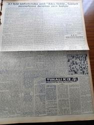 Vatan Gazetesi - 12 Şubat 1956 - 6 7 Eylül Hadiselerinden Sanık Kıbrıs Türktür Cemiyeti Mensuplarının Duruşması Yarın Başlıyor - Kasım Gülek Adnan Menderes'i Radyoda Münakaşaya Davet Ediyor - Ahmet Emin Yalman Köşe Yazısı - İsmet İnönü Ani Olarak İstanbul'a Geldi - Hürriyet Partisi Ankara İl Merkezi Dün Açıldı - Sovyetlere Verilen Cevabi Notamız Açıklandı - Türk Suriye Sınırında Aşiretler Çarpıştı 5 Kişi Öldü - Genç Dorothy Lamour - Migros Türk - Sülün Osman Bursa'dan Getirildi - Türk Gazeteciliği Yazan Enis Tahsin Til - Mahkumları Koruma Ve Kurtarma Cemiyetin Kuruluyor - Geçmişte Bugün Yazan Feridun Fazıl Tülbentçi Yazı Dizisi - Nevrozin Ağrı Kesici - Konya İmam Hatip Okulu Müdürü Bekir Elam İle Bir Görüşme - Galatasaraylılar Cemiyeti Kongresi - Asaf Çiyiltepe Ya Aşk Ya Kavga Şiiri - Sinema Sanatının Bir Öncüsü Jean Vigo - Kaptan Edi Büdü Çizgi Roman - Tunalı Kız Yazan Louis Charles Royer Yazı Dizisi - Tarzan Çizgi Roman - Adnan Veli'den Fantezi - Ankara Peşte Karmaları Maçı