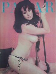 Pazar Haftalık Aktüalite Sinema Tiyatro Müzik ve Magazin Dergisi - 1976 Yılı - Sayı:1047 - Piraye Uzun - Prenses Banu - Türkan Şoray ''Deprem'' filmiyle Tahran Film Şenliğine katılacak - Ayla Akıncı - Tuncay Erana - Filiz Akın Avrupa diye bu kez gizlice Alanya'ya kadar gitti - Seyhan Gümüş çiftçinin kızı ''hem aşk, hem film'' diyor - Romalı Perihan, kendini Avrupalı artistlerden de büyük görmeye başladı: ''Raquel Welch de kimmiş!'' - Ayla Algan çocuğunu büyütüyor - ''Annelik rol yapmaktan daha zor'' - Deniz Erkanat: ''İzmir'de bana oyun oynadılar'' diyor - Fatma Girik ağır basınca ''kadın hamlet'' filmi ''intikam meleği'' oldu - Perihan Ateş'in Almanya'daki gizli nişanlısı ortaya çıktı - Seher Şeniz dansözlerin tümüne meydan okudu - Nesrin Topkapı - Alev Altın İzmir'de şarkı söylemek isterken kendini pavyonda buldu - Alev Sezer - Şeyda Senem - Ceyda Karahan - Tülin Yaprak - Müjde Ar da şarkıcılığa ''evet'' dedi - Kocasından ayrılan Gülay Alp, ortaya çıktı - Gülay Alp - Tam Takım Dergi