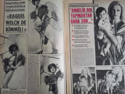 Pazar Haftalık Aktüalite Sinema Tiyatro Müzik ve Magazin Dergisi - 1976 Yılı - Sayı:1047 - Piraye Uzun - Prenses Banu - Türkan Şoray ''Deprem'' filmiyle Tahran Film Şenliğine katılacak - Ayla Akıncı - Tuncay Erana - Filiz Akın Avrupa diye bu kez gizlice Alanya'ya kadar gitti - Seyhan Gümüş çiftçinin kızı ''hem aşk, hem film'' diyor - Romalı Perihan, kendini Avrupalı artistlerden de büyük görmeye başladı: ''Raquel Welch de kimmiş!'' - Ayla Algan çocuğunu büyütüyor - ''Annelik rol yapmaktan daha zor'' - Deniz Erkanat: ''İzmir'de bana oyun oynadılar'' diyor - Fatma Girik ağır basınca ''kadın hamlet'' filmi ''intikam meleği'' oldu - Perihan Ateş'in Almanya'daki gizli nişanlısı ortaya çıktı - Seher Şeniz dansözlerin tümüne meydan okudu - Nesrin Topkapı - Alev Altın İzmir'de şarkı söylemek isterken kendini pavyonda buldu - Alev Sezer - Şeyda Senem - Ceyda Karahan - Tülin Yaprak - Müjde Ar da şarkıcılığa ''evet'' dedi - Kocasından ayrılan Gülay Alp, ortaya çıktı - Gülay Alp - Tam Takım Dergi