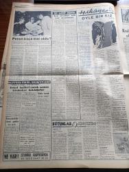 Vatan Gazetesi - 4 Şubat 1956 - Hürriyet Mi İstibdat Mı Yazan Ahmet Emin Yalman Köşe Yazısı - Hürriyet Partililer Meclisi Terkettiler - Başvekil Adnan Menderes'in Riyasetinde Yeni Bir Toplantı Yapıldı - Macar Milli Takımı Dün Gece Geldi - Satılan Dil Sualleri Hadisesi Adliyede - Şiddetli Bir Karayel Fırtınası Hüküm Sürüyor - Bulganin Amerika'ya 20 Yıllık Dostluk Teklif Etti - Şerif İçli Vefat Etti - Fırtınalı Gece Yazan Orhan Kemal Yazı Dizisi - Basın Hürriyeti Yazan Doktor Nihat Türel - Geçmişte Bugün Sait Halim Paşa'nın Kabinesinin İstifası - Truman Nixona Bir Yumruk Patlatmak İstiyorum Dedi - Gazeteci Ceyn Arden'in Maceraları Çizgi Roman - Elektrikli Tren İçin İki Fransız Mühendisi Geldi - Hikaye Öyle Bit Kız Yazan Erdal Öz - Aya Seyahat İçin Yer Ayırtanlar - Kansere Karşı Savaş İçin Bir Bomba Kullanılıyor - Tunalı Kız Yazan Louis Charles Royer Yazı Dizisi - Ava Gardner Pakistanlı Bir Güzel Oluverdi -  Nevin Aypar Puro Tuvalet Sabunu Kullanıyorum Diyor - Çalım Kralı Gibor - Boks