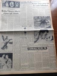 Vatan Gazetesi - 4 Şubat 1956 - Hürriyet Mi İstibdat Mı Yazan Ahmet Emin Yalman Köşe Yazısı - Hürriyet Partililer Meclisi Terkettiler - Başvekil Adnan Menderes'in Riyasetinde Yeni Bir Toplantı Yapıldı - Macar Milli Takımı Dün Gece Geldi - Satılan Dil Sualleri Hadisesi Adliyede - Şiddetli Bir Karayel Fırtınası Hüküm Sürüyor - Bulganin Amerika'ya 20 Yıllık Dostluk Teklif Etti - Şerif İçli Vefat Etti - Fırtınalı Gece Yazan Orhan Kemal Yazı Dizisi - Basın Hürriyeti Yazan Doktor Nihat Türel - Geçmişte Bugün Sait Halim Paşa'nın Kabinesinin İstifası - Truman Nixona Bir Yumruk Patlatmak İstiyorum Dedi - Gazeteci Ceyn Arden'in Maceraları Çizgi Roman - Elektrikli Tren İçin İki Fransız Mühendisi Geldi - Hikaye Öyle Bit Kız Yazan Erdal Öz - Aya Seyahat İçin Yer Ayırtanlar - Kansere Karşı Savaş İçin Bir Bomba Kullanılıyor - Tunalı Kız Yazan Louis Charles Royer Yazı Dizisi - Ava Gardner Pakistanlı Bir Güzel Oluverdi -  Nevin Aypar Puro Tuvalet Sabunu Kullanıyorum Diyor - Çalım Kralı Gibor - Boks