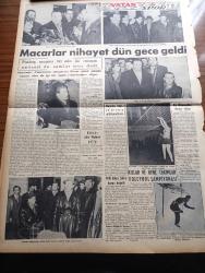 Vatan Gazetesi - 4 Şubat 1956 - Hürriyet Mi İstibdat Mı Yazan Ahmet Emin Yalman Köşe Yazısı - Hürriyet Partililer Meclisi Terkettiler - Başvekil Adnan Menderes'in Riyasetinde Yeni Bir Toplantı Yapıldı - Macar Milli Takımı Dün Gece Geldi - Satılan Dil Sualleri Hadisesi Adliyede - Şiddetli Bir Karayel Fırtınası Hüküm Sürüyor - Bulganin Amerika'ya 20 Yıllık Dostluk Teklif Etti - Şerif İçli Vefat Etti - Fırtınalı Gece Yazan Orhan Kemal Yazı Dizisi - Basın Hürriyeti Yazan Doktor Nihat Türel - Geçmişte Bugün Sait Halim Paşa'nın Kabinesinin İstifası - Truman Nixona Bir Yumruk Patlatmak İstiyorum Dedi - Gazeteci Ceyn Arden'in Maceraları Çizgi Roman - Elektrikli Tren İçin İki Fransız Mühendisi Geldi - Hikaye Öyle Bit Kız Yazan Erdal Öz - Aya Seyahat İçin Yer Ayırtanlar - Kansere Karşı Savaş İçin Bir Bomba Kullanılıyor - Tunalı Kız Yazan Louis Charles Royer Yazı Dizisi - Ava Gardner Pakistanlı Bir Güzel Oluverdi -  Nevin Aypar Puro Tuvalet Sabunu Kullanıyorum Diyor - Çalım Kralı Gibor - Boks