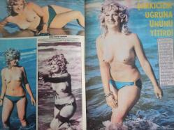 Pazar Haftalık Aktüalite Sinema Tiyatro Müzik ve Magazin Dergisi - 1976 Yılı - Sayı:1051 - Mine Mutlu - Nalan Çöl - Nebahat Çehre, Yavuz Demir'in ayrılığına on gün dayanabildi - Muazzez Abacı - Hülya Koçyiğit iki ateş arasında kaldı - Orhan Gencebay - Orhan Aksoy - Jill Merrit, sonunda ''çıplak model'' oldu - Bahar Erdeniz yeniden sinemaya döndü - Çetin İnanç - Ceyda Karahan da özgürlüğü seçti - Öztürk Serengil yirmilik sevgilisi Ayşen Cansev'den sonunda ayrılıp yuvasına döndü - Gönül Tansel şarkıcılık uğruna ününü yitirdi - Neriman Köksal - Aram Gülyüz - Fikret Hakan - Selma Güneri - Mete İnselel - Neriman Köksal - Cüneyt Arkın - Muzaffer Tema - Seher Şeniz Avrupa'dan bir revü getiriyor - Piraye Uzun - Nalan Çöl'ün yeni aşkı da futbolcu fotoğraf ve haberi - Tam Takım Dergi