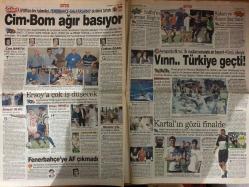 Sabah Gazetesi - 19 Eylül 1998 Türkiye - Gazete -  - Doktor - Altın - Hastane - Aşı - Ay - AP - Ankara - Kale - Tarih - Ordu - Yusuf - LP - İstanbul - Üniversite - Silah - Sağlık - Borsa - PAK - Mesut Yılmaz - Başbakan - Kredi - Satış - Dava - Hükümet - Can Bartu - Galatasaray - Zara - Saray - Hagi - Maç - Fenerbahçe - Erman Toroğlu - Juventus - Spor - PKK - Hasan Cemal - Duman - Sel - Futbol - Eder - Mahkeme - Taraftar - Fatih Terim - Futbolcu - Gol - Kule - Sergi - Yazar - Adamlar - Kurtarma - Şampiyonluk - Funda - Baha - Hıncal Uluç - Savunma - Grev - Oyuncu - Sarı Kart - Hakem - Seçim - Derbi Maçı - Hakan Şükür - Ceza - Redd - Beşiktaş - Alpay - Kupa - Orman - Aziz - Tren - Romanya - Teknik Direktör - Roman - Ozan - Kırmızı Kart - Karabükspor - Moldova - Hasan Şaş - Taffarel - Bero - Danimarka - Patron - Antrenman - Mustafa Doğan - Trabzonspor - Tayfun - Barcelona - Dolar - Köprü - Harun - Emre