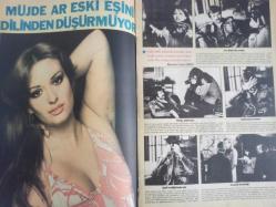 Pazar Haftalık Aktüalite Sinema Tiyatro Müzik ve Magazin Dergisi - 1976 Yılı - Sayı:1052 - Feri Cansel - Melek Görgün - Tyrene Power'in seks yıldızı kızı şarkıcı kocasıyla İstanbul'a geldi - Romina Power Türkiye'de bir film çevirecek - Toto Karaca sanat hayatına verda ediyor - Hülya Tuğlu yılbaşında şarkıcı oluyor - Mine Sun ''Alaturkaya gitmem'' diye batı müziğine geçiş yaptı - Müşerref Tezcan'ın büyük jesti - Hale Soygazi şarkıcılıktan Ahmet Özhan için vazgeçti - sevda Karaca bu yıl sinemaya hız verdi - Feri Cansel ikinci kez hamile kaldı - Müjde Ar eski eşini dilinden düşürmüyor - Samim Değer - Orhan Elmas - Serdar Gökhan - Mine Mutlu evliliğin eşiğinden geri döndü - Ünal Çulha - Gamze Öz ve Turgay Oylum dört yıllık nişanlılık dönemi sonunda evlilik kararı aldılar - Hüseyin Oylum - Nişanlısı Yonca Yücel'i İtalya'dan getirdikten hemen sonra nişanı bozdu - Ali Rıza Binboğa ile aşkları Başkent'te de devam ediyor - Kayıp Fatma Belgen- Melek Görgün - Nina Carter - Tam Takım Dergi