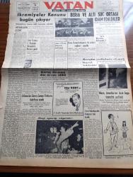 Vatan Gazetesi - 25 Aralık 1953 - Ahmet Emin Yalman Köşe Yazısı - İkramiyeler Kanunu Bugün Çıkıyor - Yeni Fransız Cumhurbaşkanı Rene Coty Merasimle Paris'e Gidiyor - Sovyetler Birliğinde Beria Ve Altı Suç Ortağı Odam Edildiler - Zeki Müren Siemens Radyo Reklamı - Hergün Yediğimiz Ekmek Gayri Sıhhidir - Kürtaj Davasına Dün Devam Edildi- Adana'da Güney Sanayi Dokuma Fabrikası Yandı - Göç Yolları Tıkadı Yazan İlhan Engin Yazı Dizisi - Çin Hindin'de Komünistler İlerliyor - Veba Yazan Albert Camus Yazı Dizisi - Afrika'da 4 Ay Yazan Tunç Yalman Yazı Dizisi - Kaptan Paşa Yazan Jeanne De Recqueville Yazı Dizisi - Galatasaray Simmering Maçı Yapılamadı - İstanbulspor Antrenörü Vilmos Herpern Gitti - Vakko