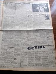 Vatan Gazetesi - 25 Aralık 1953 - Ahmet Emin Yalman Köşe Yazısı - İkramiyeler Kanunu Bugün Çıkıyor - Yeni Fransız Cumhurbaşkanı Rene Coty Merasimle Paris'e Gidiyor - Sovyetler Birliğinde Beria Ve Altı Suç Ortağı Odam Edildiler - Zeki Müren Siemens Radyo Reklamı - Hergün Yediğimiz Ekmek Gayri Sıhhidir - Kürtaj Davasına Dün Devam Edildi- Adana'da Güney Sanayi Dokuma Fabrikası Yandı - Göç Yolları Tıkadı Yazan İlhan Engin Yazı Dizisi - Çin Hindin'de Komünistler İlerliyor - Veba Yazan Albert Camus Yazı Dizisi - Afrika'da 4 Ay Yazan Tunç Yalman Yazı Dizisi - Kaptan Paşa Yazan Jeanne De Recqueville Yazı Dizisi - Galatasaray Simmering Maçı Yapılamadı - İstanbulspor Antrenörü Vilmos Herpern Gitti - Vakko