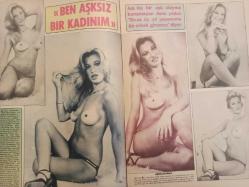 Pazar Haftalık Aktüalite Sinema Tiyatro Müzik ve Magazin Dergisi - 22 Eylül 1977 - Sayı:1096 - Christina Allen - Gina Maria Stewart - Yeşilçam'da Sam Yeli Esti - Aynur Akarsu - Aydemir Akbaş - Mine Mutlu - Nazmi Özer - Canan Candan - Mete İnselel - Ali Poyrazoğlu - Niçin Soyunuyorsunuz? - Feri Cansel - Elif Pektaş - Seher Şeniz - Figen Han - Aynur Akarsu - Fatma Belgen - Tülay Karaca - Salim Dündar'ın İngiliz Balerini Sevgilisi Aşka Gelip Soyundu - Salim Dündar - Neri Neril Gelir Gelmez Kendine Bir Sevgili Buldu - Deniz Erkanat - Mehmet Aydın - Aşkları Dillere Destan Oldu - Nicki Debuse Özel Havuzu İçin İlginç Bir Mayo Deniyor fotoğraf ve haberi - Tam Takım Dergi