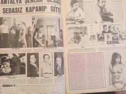 Pazar Haftalık Aktüalite Sinema Tiyatro Müzik ve Magazin Dergisi - 1976 Yılı - Sayı:1032 - Linda Grace - Alev Altın - Seks bombası Nalan Çöl de şarkıcılığa heveslendi - Antalya şenliği sessiz sedasız kapanıp gitti - Atıf Yılmaz - Cüneyt Arkın - Zerrin Arbaş - Erol Keskin - Müjde Ar - Zeki Ökten - Adile Naşit - Atıf Yılmaz - Gani Turanlı - Şerif Gören - İrfan Ünal - Melih Gülgen - İrfan Ünal - Sonia Viviani - Kadir İnanır - Pervin Par - Ediz Hun - Gül Tener'i kardeşinin intiharı perişan etti - Ali Büyükkaya - Figen Han'ın en yeni aşk sistemi - Ahmet Soydan - ''Genç sevgiliyle birlik olunca insan da gençleşir'' - Ceyda Karahan, Ünsal Emre'den ayrılıp, Aynur Akarsu'nun eski aşkına el koydu - Fatma Belgen bir aşktan öbürüne koşuyor - Ali Rıza Binboğa - Oktay Erül - Fatma Belgen hayatının tadını çıkarıyor - Mersinli güzel Serçin Erdem: ''Amacım Türkan Şoray olmak'' dedi - Serçin Erdem - Kolombo Hüsnü fotoromanı - Ata Saka - Yeşim Yükselen - Aydemir Akbaş fotoğraf ve haberi - Tam Takım Dergi