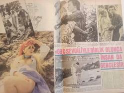 Pazar Haftalık Aktüalite Sinema Tiyatro Müzik ve Magazin Dergisi - 1976 Yılı - Sayı:1032 - Linda Grace - Alev Altın - Seks bombası Nalan Çöl de şarkıcılığa heveslendi - Antalya şenliği sessiz sedasız kapanıp gitti - Atıf Yılmaz - Cüneyt Arkın - Zerrin Arbaş - Erol Keskin - Müjde Ar - Zeki Ökten - Adile Naşit - Atıf Yılmaz - Gani Turanlı - Şerif Gören - İrfan Ünal - Melih Gülgen - İrfan Ünal - Sonia Viviani - Kadir İnanır - Pervin Par - Ediz Hun - Gül Tener'i kardeşinin intiharı perişan etti - Ali Büyükkaya - Figen Han'ın en yeni aşk sistemi - Ahmet Soydan - ''Genç sevgiliyle birlik olunca insan da gençleşir'' - Ceyda Karahan, Ünsal Emre'den ayrılıp, Aynur Akarsu'nun eski aşkına el koydu - Fatma Belgen bir aşktan öbürüne koşuyor - Ali Rıza Binboğa - Oktay Erül - Fatma Belgen hayatının tadını çıkarıyor - Mersinli güzel Serçin Erdem: ''Amacım Türkan Şoray olmak'' dedi - Serçin Erdem - Kolombo Hüsnü fotoromanı - Ata Saka - Yeşim Yükselen - Aydemir Akbaş fotoğraf ve haberi - Tam Takım Dergi