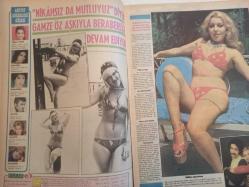Pazar Haftalık Aktüalite Sinema Tiyatro Müzik ve Magazin Dergisi - 1976 Yılı - Sayı:1031 - Prenses Banu - Perihan Ateş - Şöhretler yeni sezona hayli hızlı başladı - Oya Peri - Piraye Uzun ve Ali Kurna sezona mutlu girdiler - Serpil Örümcer'in ''Sadece Arkadaşı'' hiç yanından ayrılmıyor - Elif Pektaş - Turan Gökbakan'a sımsıkı sarılmış - Hülya Koçyiğit sahneye çıkacak fakat nerde, ne zaman? - Osman Kavran - Hamlet, Fatma Girik , William Shakespoeare'de Metin Erksan - Gamze Öz aşkıyla beraberliğe devam ediyor - Müşerref Tezcan - Meral Zeren - Romalı Perihan - sami Tunç - Emel Sayın - Sevda Ferdağ - Turgut Oylum - Nazan Adalı evlenmekten cayınca, sevgilisi Önal'da Alev Altın'da karar kıldı- Kaybolan Nur Ay inzivaya çekildi - Romina Terry - Feri Cansel Ankara'da yeni bir sevgili buldu - Yusuf Tereyağoğlu - Gittiler, gördüler ve dönüverdiler - Yılmaz Güney'e alkış - Cüneyt Arkın - Fatma Girik - Ayhan Işık - Sadri Alışık - Aydemir Akbaş - Gülşen Bubikoğlu - Zeki Müren - Tam Takım Dergi
