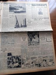 Vatan Gazetesi - 25 Haziran 1956 - Muhalif Partiler Toplanma Ve Gösteri Tasarısını İnceliyorlar - İzmir'de Şiddetli Yağmurlar - Fenerbahçe'nin Vefa'yı Yendiği Maçtan Fotoğraf - Mareşal Tito Bükreş'te - EOKA'yı Temizleme İşinin Resmen Bittiği Açıklandı - Türkiye Suriye Sınırında Bir Hadise Oldu - Irak Hava Gücü - Hava Kahramanları Yazan Joseph Kessel Yazı Dizisi - Milli Korunma Kanununa Dair Yazan Doktor Nihat Türel - Tek Kelime Konuşulmayan Sağır Ve Dilsizler Cemiyeti Kongresi - Geçmişte Bugün Sultan Abdülmecid'in Ölümü - Irak Kralı Türkkuşu Ekibini Kabul Etti - Hoş Memo Karikatür - Sovyet Havacılık Gösterileri Yağmur Altında Yapıldı - İstanbul Radyosunun 31 Yaşındaki Müdürü Doktor Nevzat Atlığ - General Ali Fuat Cebesoy'un Siyasi Hatıraları Yazı Dizisi - Cimcimeler Karikatür - Ella Sinders Karikatür - Pıtırcıkla Babası Karikatür - Amerika'yı Altüst Eden İpnotizma - Jeanne D'arc'ın 500. Yıldönümü Kutlandı - Sofya Enternasyonal Atletizm Müsabakaları - Tenis Federasyonu Faaliyet Programı