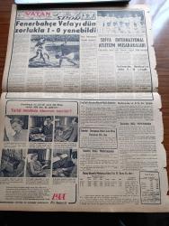 Vatan Gazetesi - 25 Haziran 1956 - Muhalif Partiler Toplanma Ve Gösteri Tasarısını İnceliyorlar - İzmir'de Şiddetli Yağmurlar - Fenerbahçe'nin Vefa'yı Yendiği Maçtan Fotoğraf - Mareşal Tito Bükreş'te - EOKA'yı Temizleme İşinin Resmen Bittiği Açıklandı - Türkiye Suriye Sınırında Bir Hadise Oldu - Irak Hava Gücü - Hava Kahramanları Yazan Joseph Kessel Yazı Dizisi - Milli Korunma Kanununa Dair Yazan Doktor Nihat Türel - Tek Kelime Konuşulmayan Sağır Ve Dilsizler Cemiyeti Kongresi - Geçmişte Bugün Sultan Abdülmecid'in Ölümü - Irak Kralı Türkkuşu Ekibini Kabul Etti - Hoş Memo Karikatür - Sovyet Havacılık Gösterileri Yağmur Altında Yapıldı - İstanbul Radyosunun 31 Yaşındaki Müdürü Doktor Nevzat Atlığ - General Ali Fuat Cebesoy'un Siyasi Hatıraları Yazı Dizisi - Cimcimeler Karikatür - Ella Sinders Karikatür - Pıtırcıkla Babası Karikatür - Amerika'yı Altüst Eden İpnotizma - Jeanne D'arc'ın 500. Yıldönümü Kutlandı - Sofya Enternasyonal Atletizm Müsabakaları - Tenis Federasyonu Faaliyet Programı