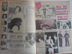 Pazar Haftalık Aktüalite Sinema Tiyatro Müzik ve Magazin Dergisi - 1976 Yılı - Sayı:1022 - Bahar Erdeniz - Nalan Çöl - Seyyal Taner altı yaşındaki kızının hasretine dayanamayıp Almanya'ya uçuyor - Cüneyt Arkın, Deniz Kalkavan'la film çeviriyor - Fevzi Yüksel - Zeyno Çilem - Aynur Akarsu - Sadri Alışık - Nebahat Çehre - Serpil Örümcer - Bilal İnci Yeşilçam'a veda etti - Orhan Alkan - Cüneyt Arkın - Canan Candan - Annesi duruma el koyunca Mine Mutlu, Melih Gülgen aşkı sona erdi - Yeşilçam'ın yeni isimlerinden Alev Altın ''bundan daha fazla soyunamam'' diye diretince Nazmi Özer'den dayak yedi - Arzu Okay ve Feri Cansel: ''Sansürü protesto için yürüyüş düzenlensin Ankara'ya kadar önde biz yürürüz'' dedi - Şeyda Senem her şeye veda edip organizatör aşkı Aydın Sagal ile evleniyor - Nil Burak: ''Hakan Balamir'ile ciddi bir beraberliğim yok'' diyor- Sevgililerden ayrılan Özden Yüce kapağı Adana'ya attı - Dünyanın ünlü mankenlerinden Marlyn Colen'in bütün arzusu anne olabilmek - Tam Takım Dergi