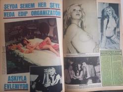 Pazar Haftalık Aktüalite Sinema Tiyatro Müzik ve Magazin Dergisi - 1976 Yılı - Sayı:1022 - Bahar Erdeniz - Nalan Çöl - Seyyal Taner altı yaşındaki kızının hasretine dayanamayıp Almanya'ya uçuyor - Cüneyt Arkın, Deniz Kalkavan'la film çeviriyor - Fevzi Yüksel - Zeyno Çilem - Aynur Akarsu - Sadri Alışık - Nebahat Çehre - Serpil Örümcer - Bilal İnci Yeşilçam'a veda etti - Orhan Alkan - Cüneyt Arkın - Canan Candan - Annesi duruma el koyunca Mine Mutlu, Melih Gülgen aşkı sona erdi - Yeşilçam'ın yeni isimlerinden Alev Altın ''bundan daha fazla soyunamam'' diye diretince Nazmi Özer'den dayak yedi - Arzu Okay ve Feri Cansel: ''Sansürü protesto için yürüyüş düzenlensin Ankara'ya kadar önde biz yürürüz'' dedi - Şeyda Senem her şeye veda edip organizatör aşkı Aydın Sagal ile evleniyor - Nil Burak: ''Hakan Balamir'ile ciddi bir beraberliğim yok'' diyor- Sevgililerden ayrılan Özden Yüce kapağı Adana'ya attı - Dünyanın ünlü mankenlerinden Marlyn Colen'in bütün arzusu anne olabilmek - Tam Takım Dergi