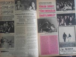 Pazar Haftalık Aktüalite Sinema Tiyatro Müzik ve Magazin Dergisi - 1976 Yılı - Sayı:1021 - Mine Mutlu - Perihan Ateş - Sansür kıyımı - Semra Özdamar - Süreyya Duru - Menderes Samancılar - Hakan Balamir - Aytaç Arman - Vedat Türkali - Semra Özdamar - Onat Kutlar - Ümit Utku da filmciler derneğini suçladı - İrfan Ünal - Türkan Şoray - Filiz Akın - Atıf Yılmaz - Türkan Şoray: ''Tüm emekçiler örgütlenmeli!'' - Tamer Yiğit - Aytun Güven - Fatma Girik - Ne Fahrettin Arslan, Ne Adnan Şenses, Muazzez Abacı'nın sırrı ortaya çıktı - Yeni eşinden ayrılan Atilla Kurtbaş eski eşini yalnız bırakmıyor - Sermet Serdengeçti - Elif Pektaş - Semra Özdamar - Gülgün Erdem - Ceyhan Cem - Seher Şeniz - Nesrin topkapı - Romalı Perihan çocuğunu düşürdü - Nazan Adalı şarkıcılıktan vazgeçti ve... - Önal Özsöz - Emel Aydan Yeşilçam'da paylaşılmaz oluverdi - Gül Tener kapağı İzmir'e attı - Gamze Öz Türkiye'den ve kızından vazgeçiyor - Turgay Oylum - Hüseyin Oylum - Nilüfer - Norveç'li Sammie - Tam Takım Dergi