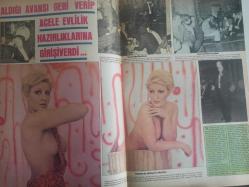 Pazar Haftalık Aktüalite Sinema Tiyatro Müzik ve Magazin Dergisi - 1976 Yılı - Sayı:1021 - Mine Mutlu - Perihan Ateş - Sansür kıyımı - Semra Özdamar - Süreyya Duru - Menderes Samancılar - Hakan Balamir - Aytaç Arman - Vedat Türkali - Semra Özdamar - Onat Kutlar - Ümit Utku da filmciler derneğini suçladı - İrfan Ünal - Türkan Şoray - Filiz Akın - Atıf Yılmaz - Türkan Şoray: ''Tüm emekçiler örgütlenmeli!'' - Tamer Yiğit - Aytun Güven - Fatma Girik - Ne Fahrettin Arslan, Ne Adnan Şenses, Muazzez Abacı'nın sırrı ortaya çıktı - Yeni eşinden ayrılan Atilla Kurtbaş eski eşini yalnız bırakmıyor - Sermet Serdengeçti - Elif Pektaş - Semra Özdamar - Gülgün Erdem - Ceyhan Cem - Seher Şeniz - Nesrin topkapı - Romalı Perihan çocuğunu düşürdü - Nazan Adalı şarkıcılıktan vazgeçti ve... - Önal Özsöz - Emel Aydan Yeşilçam'da paylaşılmaz oluverdi - Gül Tener kapağı İzmir'e attı - Gamze Öz Türkiye'den ve kızından vazgeçiyor - Turgay Oylum - Hüseyin Oylum - Nilüfer - Norveç'li Sammie - Tam Takım Dergi