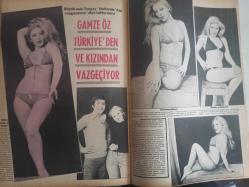 Pazar Haftalık Aktüalite Sinema Tiyatro Müzik ve Magazin Dergisi - 1976 Yılı - Sayı:1021 - Mine Mutlu - Perihan Ateş - Sansür kıyımı - Semra Özdamar - Süreyya Duru - Menderes Samancılar - Hakan Balamir - Aytaç Arman - Vedat Türkali - Semra Özdamar - Onat Kutlar - Ümit Utku da filmciler derneğini suçladı - İrfan Ünal - Türkan Şoray - Filiz Akın - Atıf Yılmaz - Türkan Şoray: ''Tüm emekçiler örgütlenmeli!'' - Tamer Yiğit - Aytun Güven - Fatma Girik - Ne Fahrettin Arslan, Ne Adnan Şenses, Muazzez Abacı'nın sırrı ortaya çıktı - Yeni eşinden ayrılan Atilla Kurtbaş eski eşini yalnız bırakmıyor - Sermet Serdengeçti - Elif Pektaş - Semra Özdamar - Gülgün Erdem - Ceyhan Cem - Seher Şeniz - Nesrin topkapı - Romalı Perihan çocuğunu düşürdü - Nazan Adalı şarkıcılıktan vazgeçti ve... - Önal Özsöz - Emel Aydan Yeşilçam'da paylaşılmaz oluverdi - Gül Tener kapağı İzmir'e attı - Gamze Öz Türkiye'den ve kızından vazgeçiyor - Turgay Oylum - Hüseyin Oylum - Nilüfer - Norveç'li Sammie - Tam Takım Dergi