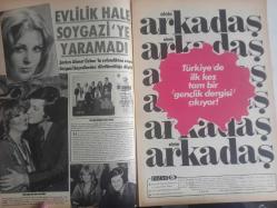 Pazar Haftalık Aktüalite Sinema Tiyatro Müzik ve Magazin Dergisi - 1976 Yılı - Sayı:1019 - Ceyda Karahan - Feri Cansel - Evlilik Hale Soygazi'ye yaramadı - Ahmet Özhan - Fahrettin Aslan - Muazzez Abacı'nın perde arkası sevgilisi Fahrettin Aslan - Adnan Şenses - Piraye uzun'la uzatmalı sevgilisi Ali Kurna bir türlü birbirinden kopamıyor - Elif Pektaş'ın son büyük aşkı eski bir Beşiktaşlı futbolcu - Tayfun Kalkavan - Mualla Omay bir yapımcıya sırtını dayadı - Orçun Sonat - Romen striptizci Romina Terry Yeşilçam'a yerleşmeye çalışıyor - Yeni burnuyla şansını deniyor - Figen Han seks filmlerini başrol olursa kabul ediyor - Aytekin Akkaya - Fransız Michelle Connolly'nin şansı İngiltere'de açıldı fotoğraf ve haberi - Tam Takım Dergi