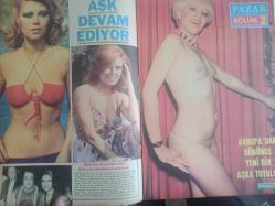 Pazar Haftalık Aktüalite Sinema Tiyatro Müzik ve Magazin Dergisi - 1976 Yılı - Sayı:1019 - Ceyda Karahan - Feri Cansel - Evlilik Hale Soygazi'ye yaramadı - Ahmet Özhan - Fahrettin Aslan - Muazzez Abacı'nın perde arkası sevgilisi Fahrettin Aslan - Adnan Şenses - Piraye uzun'la uzatmalı sevgilisi Ali Kurna bir türlü birbirinden kopamıyor - Elif Pektaş'ın son büyük aşkı eski bir Beşiktaşlı futbolcu - Tayfun Kalkavan - Mualla Omay bir yapımcıya sırtını dayadı - Orçun Sonat - Romen striptizci Romina Terry Yeşilçam'a yerleşmeye çalışıyor - Yeni burnuyla şansını deniyor - Figen Han seks filmlerini başrol olursa kabul ediyor - Aytekin Akkaya - Fransız Michelle Connolly'nin şansı İngiltere'de açıldı fotoğraf ve haberi - Tam Takım Dergi