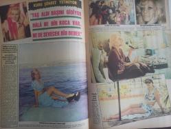 Pazar Haftalık Aktüalite Sinema Tiyatro Müzik ve Magazin Dergisi - 1976 Yılı - Sayı:1016 - Prenses Banu - Jesabel Solligon - Fikret Hakan, Prenses Banu ile gerçek bir aşk yaşıyor - Manuk Manukyan - Sermet Serdengeçti - Nazan Çöl - Özden Yüce - Meral Deniz ve Hostes Gül - Yeşilçam'ın yeni skandal kahramanları - Sinir krizi geçiren Arzu Okay kliniğe kaldırıldı - Bora Ayanoğlu - Tansu Polatkan aşı palavra, Tarık Akan Füsun Önal'ın kalbinde - Emel Sayın'ın gözlerinde artık hüzün var - Emel Sayın ''yaş aldı başını gidiyor hala ne bir koca var, ne de sevecek bir bebek'' - İsmet Kasapoğlu - ''Madam Ajda Pekkan yine ikili oynuyor'' - Bayan bacak Serpil Örümcer - Berkant - Filiz Tunç'un babası, işçi güzelinin soyunmasını yasakladı - Aytekin Akkaya - Figen Han - Sami Hazinses - Alev Altın fotoğraf ve haberi - Tam Takım Dergi