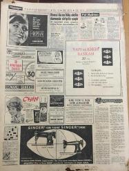 HÜRRİYET GAZETESİ 22 EYLÜL 1964 YIL :17 SAYI :5889--Gaz , benzin ve mazot yüzde  on ucuzlayacak ---İzmir de ki kardeş katili idam talebi ile  adliyeye sevk edildi ---Değiştirme Birliği için şartlarımız bildirilecek ---Kucağında çanta ile mücevher  bulan kadının 100 lirası çalındı ---Almanya da tahsil  gören köpek ,uçakla Ankara ya döndü ----Makarios ,Türk çıkarmasını 20 bin askerle karşılayacakmış ---Aynı erkeğe aşık olan kadın sokak ortasında kavga  etti ---Polis ,Yunan uyruklara dün  tebligata başladı ---Roma da en lüks otelin damında striptiz yaptı ---850  bin çocuk okul ve  öğretmenden  mahrum ---Gündüz Kılıç ,vazifeye çağrıldı ---Sakatlanacağını rüyasında görmüş ---Ankara dan  dönen Beşiktaş  şanssızlıktan dert yanıyor ---Milli Takım namzet  kadrosu kampa girdi ---Beşiktaşlı Necmi ,mahkeme kararıyla yaşını küçülttü ---Sophia Loren 30 yaşına  bastı ---Hayvanlarda Konuşuyor --
