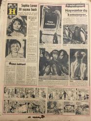 HÜRRİYET GAZETESİ 22 EYLÜL 1964 YIL :17 SAYI :5889--Gaz , benzin ve mazot yüzde  on ucuzlayacak ---İzmir de ki kardeş katili idam talebi ile  adliyeye sevk edildi ---Değiştirme Birliği için şartlarımız bildirilecek ---Kucağında çanta ile mücevher  bulan kadının 100 lirası çalındı ---Almanya da tahsil  gören köpek ,uçakla Ankara ya döndü ----Makarios ,Türk çıkarmasını 20 bin askerle karşılayacakmış ---Aynı erkeğe aşık olan kadın sokak ortasında kavga  etti ---Polis ,Yunan uyruklara dün  tebligata başladı ---Roma da en lüks otelin damında striptiz yaptı ---850  bin çocuk okul ve  öğretmenden  mahrum ---Gündüz Kılıç ,vazifeye çağrıldı ---Sakatlanacağını rüyasında görmüş ---Ankara dan  dönen Beşiktaş  şanssızlıktan dert yanıyor ---Milli Takım namzet  kadrosu kampa girdi ---Beşiktaşlı Necmi ,mahkeme kararıyla yaşını küçülttü ---Sophia Loren 30 yaşına  bastı ---Hayvanlarda Konuşuyor --