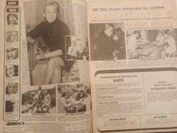 Pazar Haftalık Aktüalite Sinema Tiyatro Müzik ve Magazin Dergisi - 1976 Yılı - Sayı:1013 - Gillian Duxbury - Filiz Tunç - Bir Yıl Sonra Kurdunu Döktü! - Türkan Şoray - Mehmet Yağmur - Alev Altın - Nur Soylu - Güngör Esen - Arzu Okay - Gönül Tansel - Lale Oraloğlu - Ali Oraloğlu - Lale Oraloğlu'nun layık olduğu yer hapishane değildir! - İsmet Kasapoğlu, Emel Sayın hastaneye kaldırılınca, hemen eski eşini ziyaret etti - Filiz Akın - Leman Coşkuner - Türker İnanoğlu - Sonia Viviani - Osman Faruk Seden - İtalyan Fıstığı: ''Delicesine filmiyle sinema seyircisini deli edeceğim'' diyor - Memduh Ün - Fikret Hakan - Süleyman Turan - Ali Sururi - Arzu Okay, Mine Mutlu, Ceyda Karahan - Mualla Omay, her filminde anadan doğma çıplak - Orçun Sonat - Üç yıl önceki sevgilisi, reklam uğruna Cüneyt Arkın'ın yuvasını yıkmak istiyor - Sema Eyüboğlu - İzmir'in Erkekleri Christin Carol'un peşinde - Seher Şeniz ''İlk kez deliler gibi seviyorum'' diyor fotoğraf ve haberi - Tam Takım Dergi