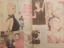 Pazar Haftalık Aktüalite Sinema Tiyatro Müzik ve Magazin Dergisi - 1976 Yılı - Sayı:1013 - Gillian Duxbury - Filiz Tunç - Bir Yıl Sonra Kurdunu Döktü! - Türkan Şoray - Mehmet Yağmur - Alev Altın - Nur Soylu - Güngör Esen - Arzu Okay - Gönül Tansel - Lale Oraloğlu - Ali Oraloğlu - Lale Oraloğlu'nun layık olduğu yer hapishane değildir! - İsmet Kasapoğlu, Emel Sayın hastaneye kaldırılınca, hemen eski eşini ziyaret etti - Filiz Akın - Leman Coşkuner - Türker İnanoğlu - Sonia Viviani - Osman Faruk Seden - İtalyan Fıstığı: ''Delicesine filmiyle sinema seyircisini deli edeceğim'' diyor - Memduh Ün - Fikret Hakan - Süleyman Turan - Ali Sururi - Arzu Okay, Mine Mutlu, Ceyda Karahan - Mualla Omay, her filminde anadan doğma çıplak - Orçun Sonat - Üç yıl önceki sevgilisi, reklam uğruna Cüneyt Arkın'ın yuvasını yıkmak istiyor - Sema Eyüboğlu - İzmir'in Erkekleri Christin Carol'un peşinde - Seher Şeniz ''İlk kez deliler gibi seviyorum'' diyor fotoğraf ve haberi - Tam Takım Dergi