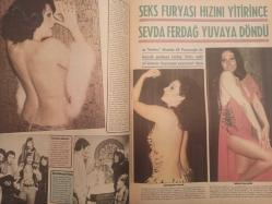 Pazar Haftalık Aktüalite Sinema Tiyatro Müzik ve Magazin Dergisi - 1976 Yılı - Sayı:1012 - Emel Sayın - Nalan Çöl - Nazan Adalı evleniyor - Dünyaya göbek attıran Kudret Şandra'nın Yeşilçam'da şansı her geçen gün artıyor - Müşfik Kenter ve Sevinç Pekin aşkı için herkes aynı kanıda - Tansu Sayın - Oya Peri - Serap Olguner - Mine Sun - Leyla Başar - Senar Seven son iki filminde de çırılçıplak soyunmuştu - Müjde Ar'ın yuvası sallanıyor - Sevda Ferdağ - Oksal Pekmezoğlu - Ali Poyrazoğlu - Türkan Şoray ''Bu yalanlardan bıktım artık. Evimdeyim ve yaşantımdan son derece memnunum'' - Ver elini Adana - Yeşim Yükselen - Ülkü Özen sessiz ve derinden gidiyor - Alev Altın büyük aşk yaşıyor - Fatih Yüzaltı fotoğraf ve haberi - Tam Takım Dergi