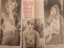 Pazar Haftalık Aktüalite Sinema Tiyatro Müzik ve Magazin Dergisi - 1976 Yılı - Sayı:1012 - Emel Sayın - Nalan Çöl - Nazan Adalı evleniyor - Dünyaya göbek attıran Kudret Şandra'nın Yeşilçam'da şansı her geçen gün artıyor - Müşfik Kenter ve Sevinç Pekin aşkı için herkes aynı kanıda - Tansu Sayın - Oya Peri - Serap Olguner - Mine Sun - Leyla Başar - Senar Seven son iki filminde de çırılçıplak soyunmuştu - Müjde Ar'ın yuvası sallanıyor - Sevda Ferdağ - Oksal Pekmezoğlu - Ali Poyrazoğlu - Türkan Şoray ''Bu yalanlardan bıktım artık. Evimdeyim ve yaşantımdan son derece memnunum'' - Ver elini Adana - Yeşim Yükselen - Ülkü Özen sessiz ve derinden gidiyor - Alev Altın büyük aşk yaşıyor - Fatih Yüzaltı fotoğraf ve haberi - Tam Takım Dergi