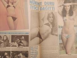 Pazar Haftalık Aktüalite Sinema Tiyatro Müzik ve Magazin Dergisi - 1976 Yılı - Sayı:1009 - Bahar Erdeniz - Alev Altın - Gamze Öz eski eşini mahkemeye veriyor - Erdinç Öz - Nilüfer - Melek Görgün - Atilla Oymak - Ülkü Erakalın - Ali Rıza Binboğa - Müjde Ar 800 bin liralık gazino teklifini reddetti - Osman Kavran - Mine Mutlu yılda bir milyon kazancın üstüne sünger çekiverdi - Mine Mutlu son günlerde Yeşilçam'ın en çok konuşulan olayının iç yüzünü PAZAR'a açıkladı - Melih Gülgen - Kadri Yurdatap - Elif Pektaş, Senar Seven'e kaptırdığı sevgilisini geri aldı - Adnan Sapmaz - Ahmet Kanık - Nükhet Duru iyice dağıttı - Mehmet Teoman - İlknur Taçbaş, şen dulluğun iyice tadını çıkarıyor - Özden Yüce sekiz ay sonra yuvaya döndü - Filiz Akın - Müjde Ar - Ekrem Bora - Menekşe - Funda Balcı - Ülkü Özen - Serap Coşkun fotoğraf ve haberi - Tam Takım Dergi