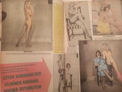 Pazar Haftalık Aktüalite Sinema Tiyatro Müzik ve Magazin Dergisi - 1976 Yılı - Sayı:1008 - Marina Sitella - Mualla Omay - Juliet Tote - Hastabakıcılar - Ekrem Bora'nın ilk eşinden olan kızının nişanı yüzünden karısıyla arasına kara kedi girdi - Gül Pamukçu - Gül Bora - Metin Erksan'ın TV'de seyrettiğimiz üç filmi için kamuoyu ne düşünüyor? - Samet Ağaoğlu - Ümit Utku - Fikret Hakan - Sırrı Gültekin - Tanju Gürsu - Nejat Okçugil - Nedim Akanlar - Tahsin Coşar - Orhan Ateş - Burhan Bolan - Tuncer Üçüncüoğlu - Ceyda Karahan her filminde anadan doğma soyunuyor - Sermet Serdengeçti - Yalçın Gülhan - Ahmet Eren - Hülya Koçyiğit'in sahneye çıkması bir balon - Osman Kavran - Fahrettin Arslan - Seçil Heper - Şeyda Senem - Özden Yüce - Yonca Yücel - Alev Altın - Sami Tunç - Müşerref Tezcan - Melek Görgün'ü Azrail yokladı - Aynur Akarsu'yu iş adamı aşkı, hanım hanımcık bir kadın yapıp, evine bağladı - Perihan Ateş - Yurdaer doğulu - Birsen Armağan - Ölmediğini duyunca - Tam Takım Dergi