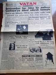 Vatan Gazetesi - 6 Aralık 1955 - Yolsuzluk Kanseri Ahmet Emin Yalman Köşe Yazısı - Reisicumhur Celal Bayar Her İlden Bir Mebusu Çankaya'ya Davet Ederek Konuştu - Seçim Kanununun Değiştirilmesi İçin Meclise Kanun Teklifi Verildi - Mükerrem Sarol Haysiyet Divanına Yazılı Müdafaasını Verdi - Fahrettin Kerim Gökay Ankara'da Valilikten Affımı İstedim Dedi - Hind Başvekili Nehru'ya Göre Bağdat Paktı Müessif Bir Hareketmiş - Zeytinyağı Meselesinin İçyüzü Yazan Mesut Özdemir - Fırtınalı Gece Yazan Orhan Kemal Yazı Dizisi - Sarayların Eskiyen Kumaşları Hereke'de Yeniden Dokunuyor - Doğan Sigorta A.Ş.'nin Hayat Poliçesi İkramiyesi - Kruşçev Mandaleyde Flüt Çalmayı Beceremedi - Gazeteci Ceyn Arden'in Maceraları Çizgi Roman - İslam Tarihinde Düşünen Baş Hazreti Ali Yazan Abdülbaki Gölpınarlı Yazı Dizisi - Dünyanın En Zengin Kadını Barbara Hutton Altıncı Defa Evlendi - Tunalı Kız Yazan Louis Charles Royer Yazı Dizisi - Şehirden Çizgiler Yazan Orhan Kemal - Sanat Aleminde Berger Ve Carotti