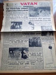Vatan Gazetesi - 18 Kasım 1955 - Ahmet Emin Yalman Köşe Yazısı - Ege Köylerinde Şiddetli Yağmurdan 750 Ev Yıkıldı - 80.000 Kilo Zeytinyağı Sel Sularına Karıştı - Binlerce Zeytin Ağacı Harap Oldu - Sarıgüzel'de Çöken Apartmanın Altında Kalanlardan 14 Kişi Öldü - Amerikalı Kongre Üyesi Maliye Ve Hariciye Vekiliyle Görüştü - İran Başvekili Hüseyin Ala Bir Suikast Teşebbüsünde Yaralandı - Fırtınalı Gece Yazan Orhan Kemal Yazı Dizisi - Eski Mezarlıklar Müdürü Safa Güney'in Duruşmasına Devam Edildi - Atatürk Filminin Senaryosu Yakında Hazırlanacak - Geçmişte Bugün Kanije Zaferi Yazan Feridun Fazıl Tülbentçi Yazı Dizisi - Gazeteci Ceyn Arden'in Maceraları Çizgi Roman - Hoş Memo Karikatür - İslam Tarihinde Düşünen Baş Hazreti Ali Yazan Abdülbaki Gölpınarlı - Cemiyet Hayatı - Sonu Gelmeyen Yol Çeviren Burhan Arpad - Fenerbahçe Takımı Eski Sistemine Dönüyor - Cumartesi Günkü At Yarışları - Basketbol Milli Takımı Kampa Girdi - Amerikalı Olimpiyat Halter Şampiyonu Paul Anderson - Ping Pong