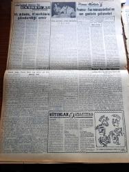 Vatan Gazetesi - 18 Kasım 1955 - Ahmet Emin Yalman Köşe Yazısı - Ege Köylerinde Şiddetli Yağmurdan 750 Ev Yıkıldı - 80.000 Kilo Zeytinyağı Sel Sularına Karıştı - Binlerce Zeytin Ağacı Harap Oldu - Sarıgüzel'de Çöken Apartmanın Altında Kalanlardan 14 Kişi Öldü - Amerikalı Kongre Üyesi Maliye Ve Hariciye Vekiliyle Görüştü - İran Başvekili Hüseyin Ala Bir Suikast Teşebbüsünde Yaralandı - Fırtınalı Gece Yazan Orhan Kemal Yazı Dizisi - Eski Mezarlıklar Müdürü Safa Güney'in Duruşmasına Devam Edildi - Atatürk Filminin Senaryosu Yakında Hazırlanacak - Geçmişte Bugün Kanije Zaferi Yazan Feridun Fazıl Tülbentçi Yazı Dizisi - Gazeteci Ceyn Arden'in Maceraları Çizgi Roman - Hoş Memo Karikatür - İslam Tarihinde Düşünen Baş Hazreti Ali Yazan Abdülbaki Gölpınarlı - Cemiyet Hayatı - Sonu Gelmeyen Yol Çeviren Burhan Arpad - Fenerbahçe Takımı Eski Sistemine Dönüyor - Cumartesi Günkü At Yarışları - Basketbol Milli Takımı Kampa Girdi - Amerikalı Olimpiyat Halter Şampiyonu Paul Anderson - Ping Pong